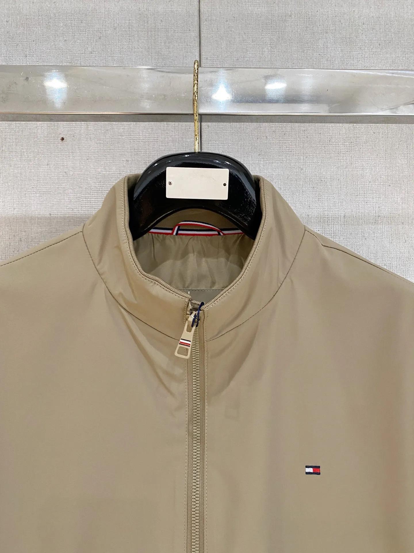Tommy Hilfiger ✅ ， ， ， ， ， 。 ✅ Classic ， ， ， 。 ， ； ， 。 ✅ ， ； ， ， 。 ：Khaki、Navy Blue、Black。 ✅ 、 ， 、Polo、T ， 。 Sizes：M-4XL